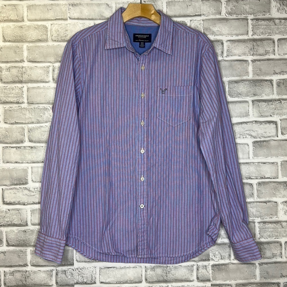 American Eagle men’s button up long sleeve shirt with‎ front left pocket. Size M